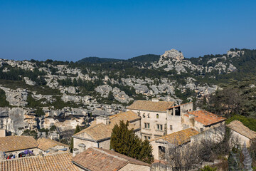 Fototapeta na wymiar Village des Baux-de-Provence, au pied du château fort et du Val d'Enfer