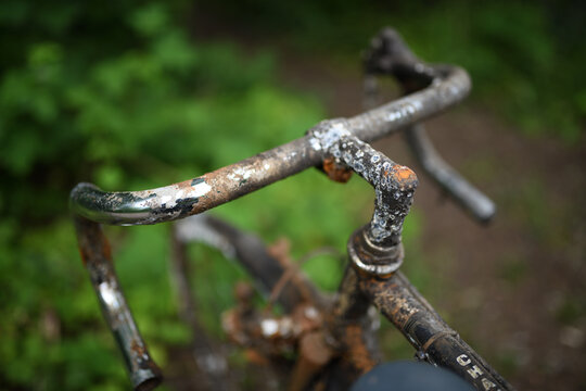 Absolut rostiger Rennrad Lenker am Fahrrad. V&ouml;llig unbrauchbar abgestellt. Wie die Zeit vergeht, Irreparabel und shabby vor Bokeh Hintergrund.