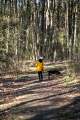 Kobieta z psem w lesie.