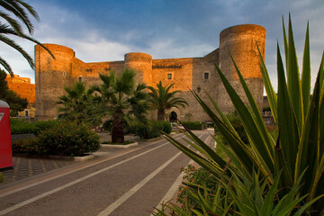 Catania. Castello Ursino, viale di ingresso con agavi e palme al tramonto