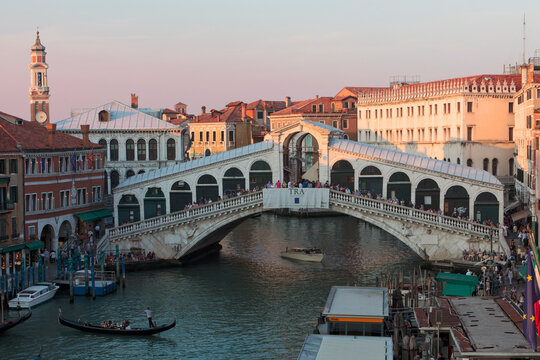 Venezia. Veduta dall'alto del Ponte di Rialto con Stazione dei vaporetti e gondola in Canale © Guido