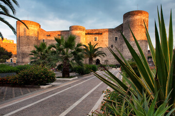 Catania. Ingresso di Castello Ursino con giardino di agavi e palme al tramonto