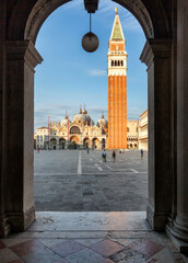 Venezia. Veduta della Piazza San Marco con basilica e campanile da colonne del  Museo Correr