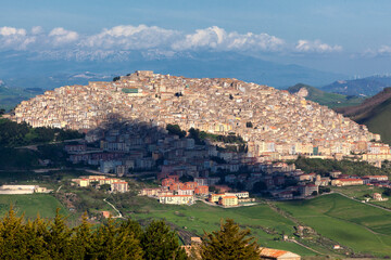 Fototapeta na wymiar Gangi, Palermo. Veduta della cittadina nel contesto rurale