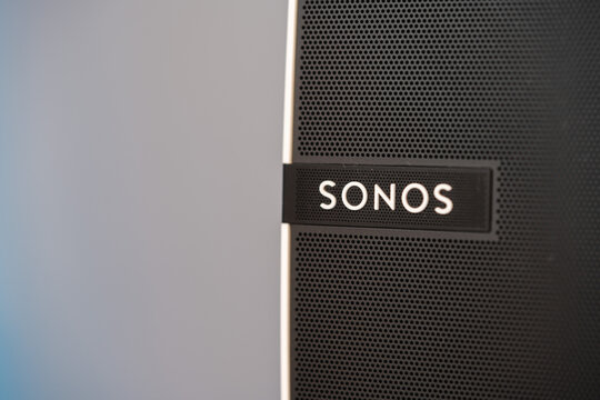 Sonos Play 5 Smart Speaker in White with Grey Grille Landscape Aspect