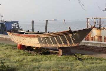 Barca da pesca in legno in secca da restaurare