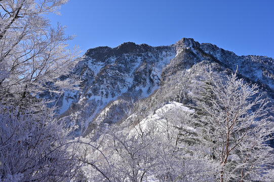 四国愛媛県西条市にある日本百名山「石鎚山冬景色」