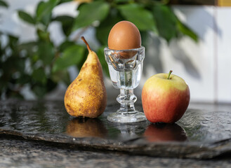 Fototapeta na wymiar Manzana, huevo y pera