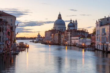 Obraz na płótnie Canvas Venezia. Veduta dall' alto del Canal Grande verso La Basilica della Salute e la Dogana da Mar