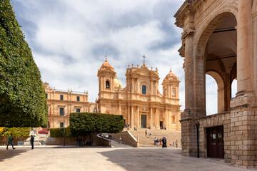 Noto, Siracusa. Piazza con angolo di Palazzo Ducezio verso la Cattedrale barocca Cattedrale di San Nicolò
