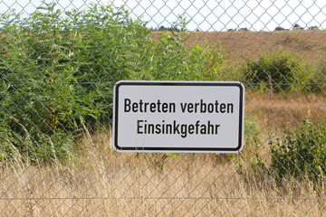 Schild mit der Aufschrift: Betreten verboten, Einsingefahr