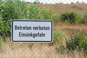 Schild mit der Aufschrift: Betreten verboten, Einsingefahr