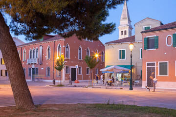 Malamocco. Venezia. Piazza con Palazzo Pretorio e persone al crepuscolo