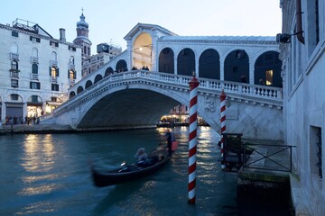 Venezia, San Polo. Ponte di Rialto al crepuscolo con gondoliere
