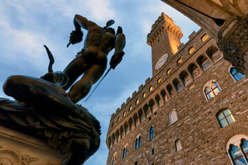 Firenze. Scultura della Medusa del Cellini alla Loggia dei Lanzi con la Torre di arnolfo di palazzo della Signoria.