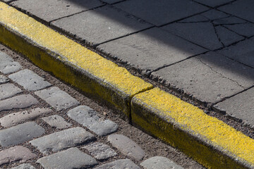 Yellow curb stone border - 580300354