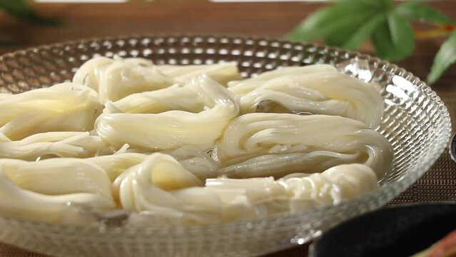 ガラスの器に盛ったそうめん【closeup dolly 02】