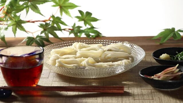 ガラスの器に盛ったそうめん【FIX】