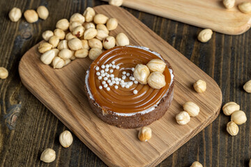 round tartlet with salted caramel and roasted hazelnuts