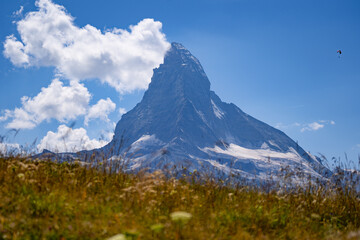 Fototapeta premium Matterhorn von Sunnegga Sommer wenig Schnee 2022 Bokeh mit Vordergrund Wolke links 