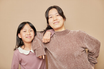 楽しく一緒にいる二人の姉妹の様子