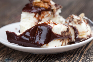Creamy cheesecake with chocolate and cookies