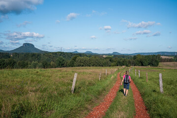 Frau Seniorin Wandern Malerweg Sächsische Schweiz Sommer