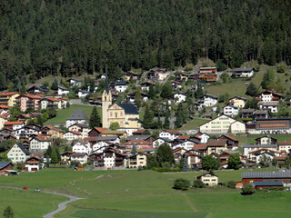 The alpine village of Alvaneu Dorf (Alvagni Vitg) on the southeastern slope of the Piz Mulain mountain - Canton of Grisons, Switzerland (Kanton Graubünden, Schweiz)
