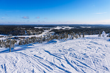 Fototapeta premium Landschaft mit Schnee im Winter in Ruka, Finnland