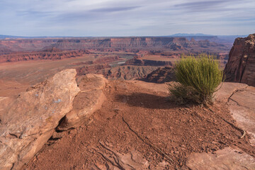 hiking the dead horse trail in dead horse point state park in utah, usa