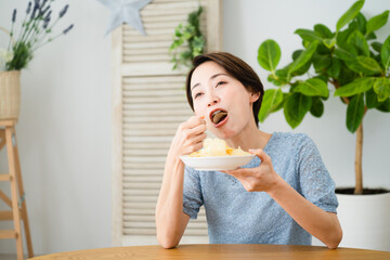 ポテトチップスを食べる若い女性　飲食イメージ