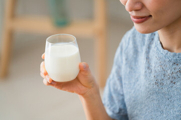 牛乳を飲む若い女性　ビジネスイメージ
