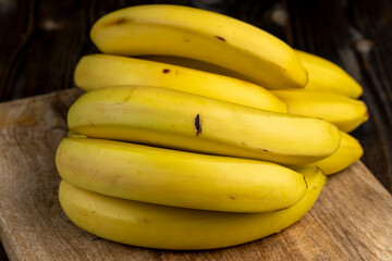 a bunch of bananas lies on the table