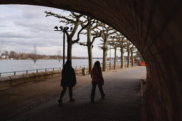 Spaziergänger am Rheinufer in Mainz, März 2023