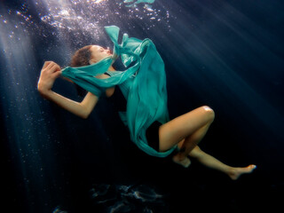 Obraz na płótnie Canvas Reagan Swenson underwater with dress floating