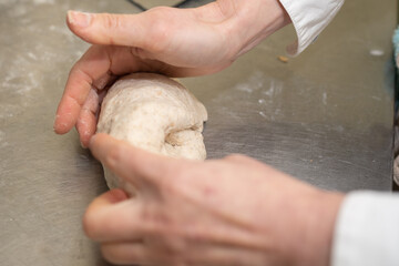 生地捏ねる