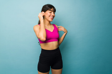 Fototapeta na wymiar Fitness woman listening to music during her workout