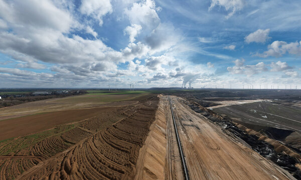 Tagebau / Braunkohleabbau im Braunkohlerevier  in NRW, Nordrhein-Westfalen, Europa