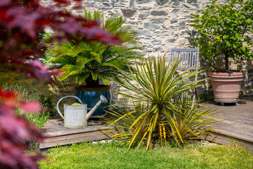 Petit jardin paysagé et terrasse au printemps. © Thierry RYO
