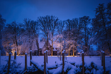Winterlandschaft in der Lüneburger Heide am frühen Morgen