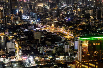 Fototapeta na wymiar Vue aérienne et panoramique de Phnom Penh au crépuscule