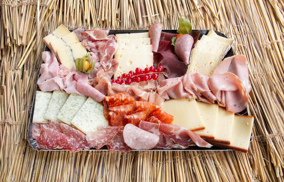 Assortiment de fromages Fran&ccedil;ais et charcuterie
