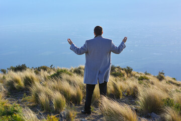 hombre orando en la montaña