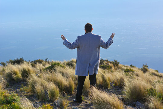 hombre orando en la monta&ntilde;a
