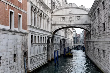 Papier Peint photo Pont des Soupirs Venice, Italy - 15 Nov, 2022: Bridge of Sighs, or Ponte de Suspiri, and the Doges Palace