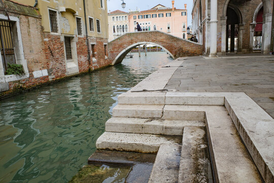 Venice, Italy - 14 Nov, 2022: Ponte di la Becarie bridge and Venetian canals