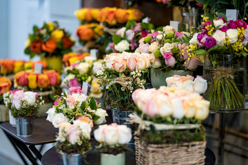 Obraz na płótnie Canvas Beautiful rose bouquets sold on outdoor flower shop in Milan, Italy