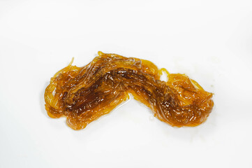 白い背景のモズク