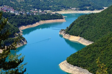 Fototapeta na wymiar clear blue mountain lake