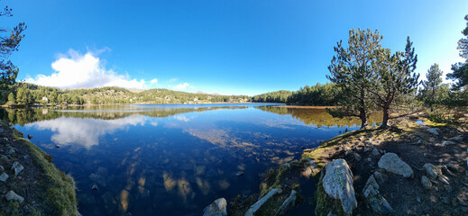 paisaje y lago de montaña © isaac